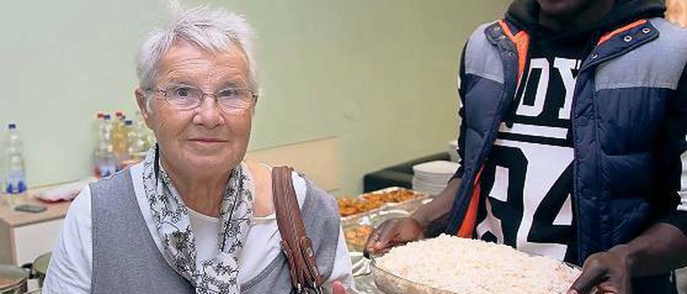 Kuchen und Reis. Bewohner des Flüchtlingsheims kochten Mittagessen, Anwohner brachten Kuchen für die Kaffeetafel.