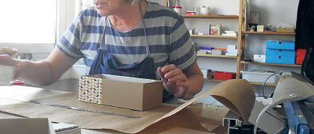 Seit über 20 Jahren fertigt Beatrix Behrens Schachteln aus Pappe und Holz.