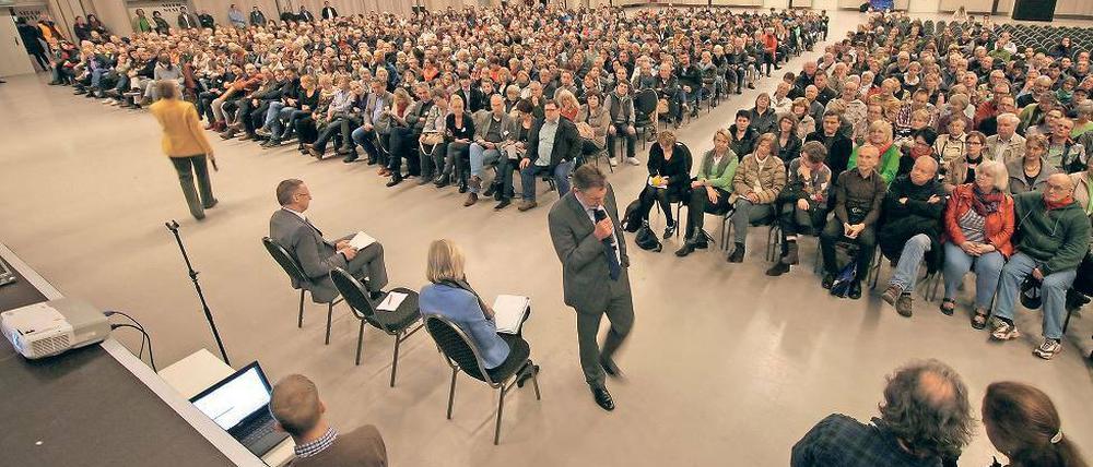 Schätzungsweise 1000 Menschen kamen zu der Infoveranstaltung zum Thema Flüchtlinge in die Babelsberger Metropolishalle.