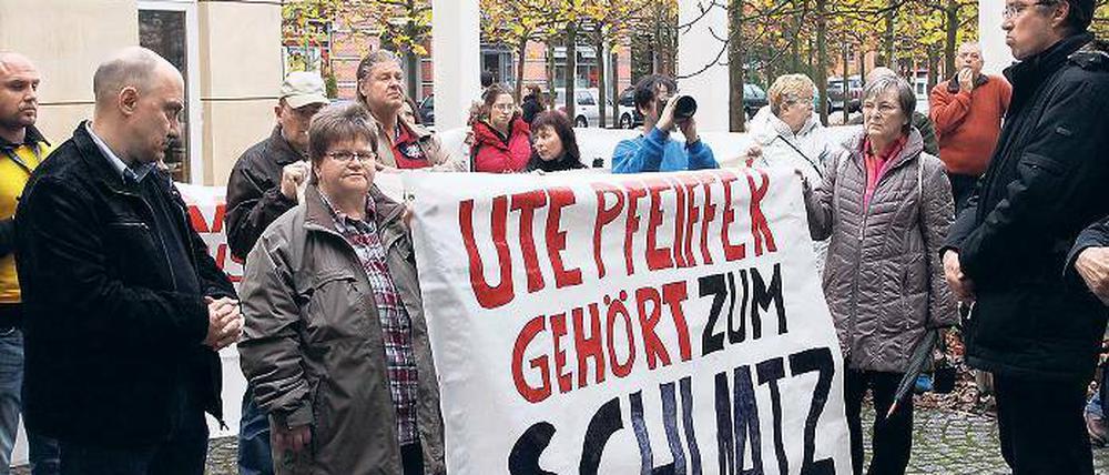 20 Personen demonstrierten vor der Kreissynode und versuchten, Superintendent Zehner von der Freistellung der Pfarrerin Ute Pfeiffer abzubringen.