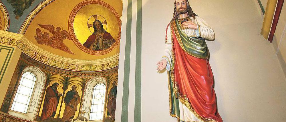 Am gestrigen Dienstag wurde die restaurierte lebensgroße Herz-Jesu-Figur in der katholischen Kirche St. Peter und Paul vorgestellt. Damit ist die seit 2001 dauernde Restaurierung des Kircheninneren abgeschlossen.