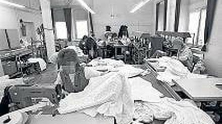 Zwangsarbeit. Frauen beim Nähen im DDR-Gefängnis Hoheneck.