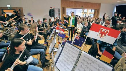 Feierlich. Mit musikalischer Unterstützung von einem australischen Schulorchester wurde die Mensa wiedereröffnet.