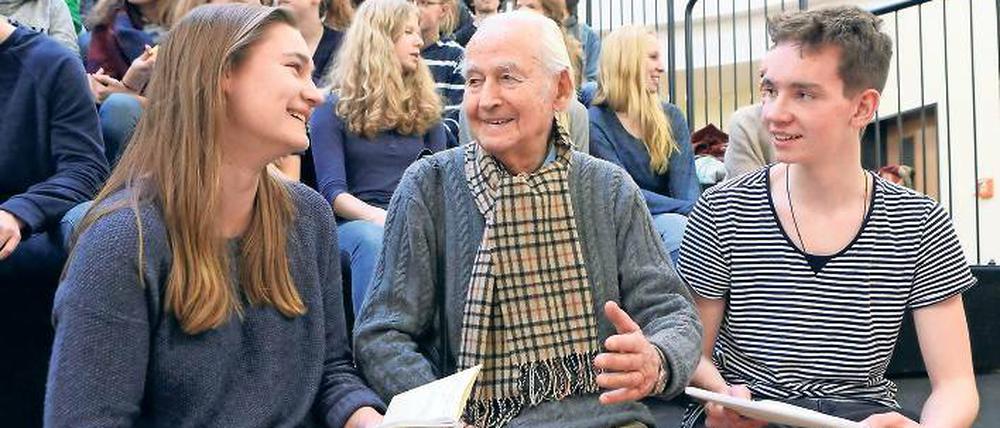 Besonderer Gast. Leon Schwarzbaum, Holocaust-Überlebender, traf Schüler des Potsdamer Humboldtgymnasiums. Karia Hille und Enno Ebersbach moderierten den Abend.
