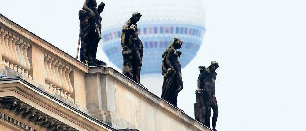 Diese Attika-Figuren standen einst auf dem Potsdamer Stadtschloss, seit 1966 zieren sie die Berliner Humboldt-Universität. Ob sie wieder zurückkommen, ist fraglich.