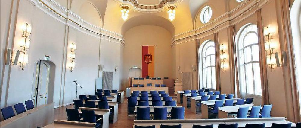 Die gewählten Stadtverordneten tagen einmal im Monat im Plenarsaal im Stadthaus in der Friedrich-Ebert-Straße. Doch dort sind die Platzkapazitäten begrenzt, es fehlt an technischer Ausstattung.