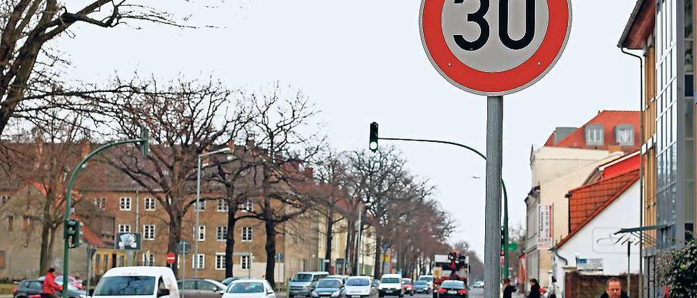 Wie hier in der Großbeerenstraße soll auch auf der Zeppelinstraße künftig Tempo 30 gelten. Ob diese Geschwindigkeitsbeschränkung nur nachts oder auch tagsüber gelten wird, ist aber noch nicht entschieden.