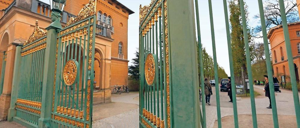 Ob das so bleibt? Noch ist das Grüne Gitter zum Park Sanssouci und offen. Klar ist: Das Potsdamer Weltkulturerbe braucht Pflege – und die kostet.
