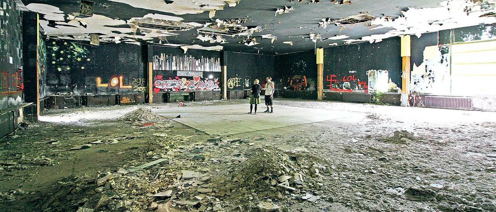 Der 300 Quadratmeter große Veranstaltungssaal hat 39 Jahre Tanzveranstaltungen überstanden – zumindest halbwegs. Zu DDR-Zeiten war das Gebäude ein beliebtes und gepflegtes Ausflugsrestaurant.