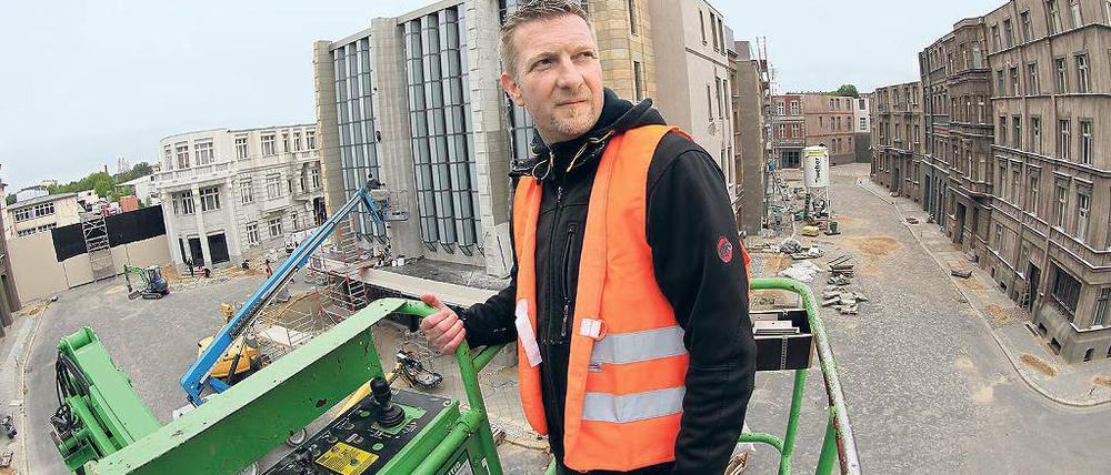 Fünf Monate Bauzeit: Bauleiter Marco Preßler über der fertigen Kulissenstraße.
