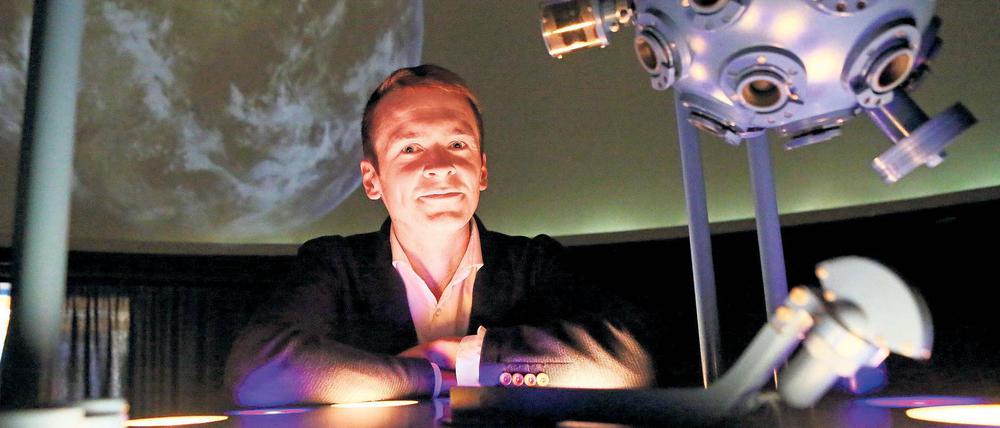 Kennt sich aus in der Milchstraße. Simon Plate, 29 Jahre alt und seit Anfang des Jahres der neue Leiter des Urania-Planetariums in Potsdam, findet es wichtig, dass Kinder ein Gespür für die Zusammenhänge und Größe des Weltalls entwickeln.