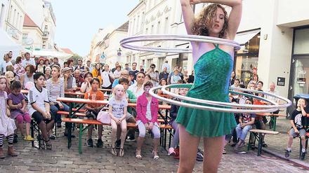 Akrobatik, Musik und Kulinarisches. Zur Erlebnisnacht lockte in Potsdams Innenstadt ein vielfältiges Angebot, rund 50 000 Besucher ließen sich von der Atmosphäre begeistern.