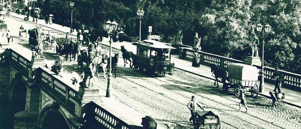 Erst Holz, dann Eisen, später Stein. Die Lange Brücke in Potsdam um 1896. Im Juli 1888 wurde erstmals eine steinerne Konstruktion für den Verkehr freigegeben. Sie wurde von Pferdefuhrwerken, Pferdebahnen und bald von der ersten elektrischen Straßenbahn genutzt.