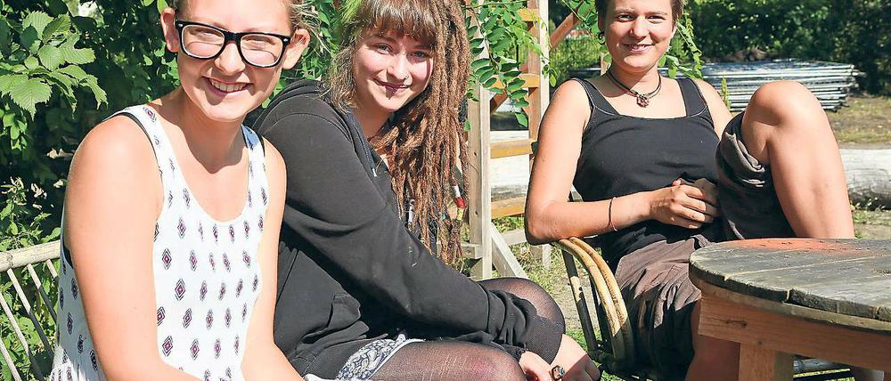 Engagiert. Johanna Feiler, Nina Mattenklott und Jorinde Rösch (v.l.n.r.) haben sich bei der Flüchtlingshilfe in der Heinrich-Mann-Allee kennengelernt. Jetzt wollen die drei jungen Frauen im Alter von 18 bis 20 Jahren auch Flüchtlingen in Griechenland helfen.