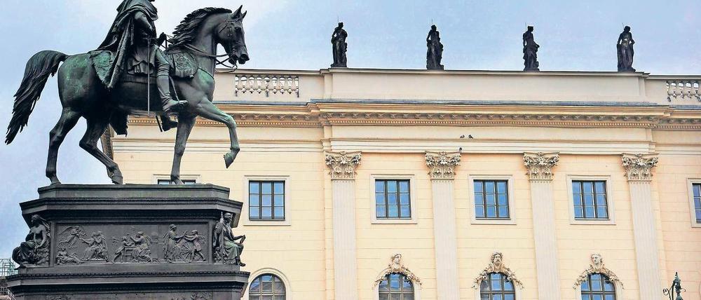 Seit 50 Jahren stehen die Attikafiguren des Potsdamer Stadtschlosses auf dem Dach der Humboldt-Universität, die Friedrich II. Mitte des 18. Jahrhunderts als Palais für seinen Bruder, den Prinzen Heinrich, errichten ließ. Ob die Figuren nach Potsdam zurückkehren, ist nach wie vor offen.