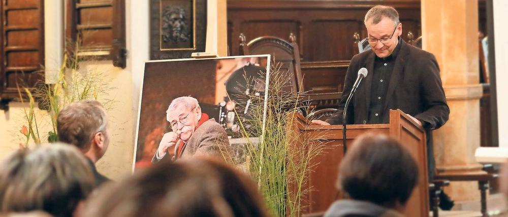Abschiedsworte. Hunderte Freunde und Weggefährten waren zur Trauerfeier für Rolf Losansky in die Bornstedter Kirche gekommen. Die Trauerrede hielt Knut Elstermann.