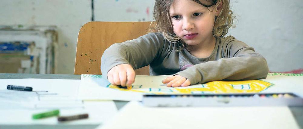 Konzentrierte Künstlerin. In der Kunstschule Babelsberg können auch Kita-Kinder Kunst machen. Außerdem gibt es Angebote für Schulklassen und Jugendliche.