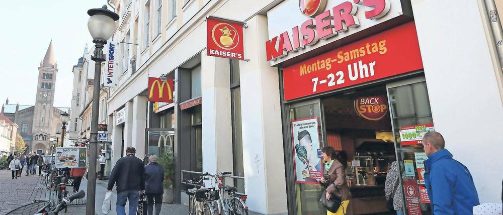 Einkaufen im Zentrum. Die Kaiser’s-Filiale in der Brandenburger Straße ist bei Anwohnern und Touristen beliebt. Sowohl Handelsvertreter als auch Kunden wünschen sich den Erhalt. Wie es nach der Wende bei den Rettungsgesprächen für die Supermarktkette mit den Potsdamer Filialen weitergeht, ist aber unklar.