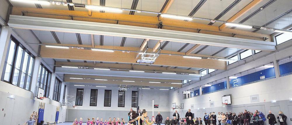 Zur Eröffnung der neuen Turnhalle in der Kurfürstenstraße zeigte der Nachwuchs aus der Abteilung Rhythmische Sportgymnastik des SC Potsdam ausgewählte Übungen. Die 4,6 Millionen Euro teure Halle soll dem Schul- und dem Vereinssport dienen.