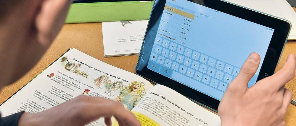 Lernen am Bildschirm. Viele Potsdamer Schulen sind mit PCs ausgestattet, wobei die meisten sich eher die weniger fehleranfälligen Tablets wünschen würden. Die Computer sind sehr wartungsintenstiv – und die dafür zuständigen Techniker rar.