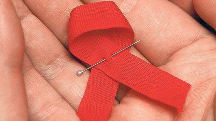 Bekanntes Symbol. Heute ist Welt-Aids-Tag – die rote Schleife steht für den Kampf gegen Aids. Die Krankheit gilt als mittlerweile gut therapierbar, ist jedoch nicht heilbar. 