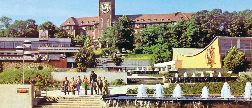 Schöner Sozialismus. Das Postkartenmotiv zeigt das neue Potsdam, das in den 1970er-Jahren am Brauhausberg entstand – ein Gegenentwurf zum barocken Stadtzentrum. Links steht das Restaurant Minsk, von dem heute nur noch eine Ruine übrig ist.