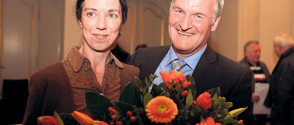 Erleichtert. Im ersten Wahlgang wurde Rubelt zum Dezernenten gewählt – nach den Pannen der letzten Wochen keine Selbstverständlichkeit. Moralisch unterstützt wurde er von seiner Frau Susanne Müller-Rubelt.