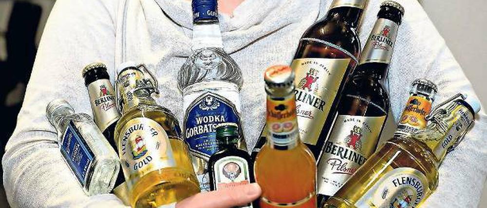 Griff zur Flasche. Laut Bundeszentrale ist jeder achte Jugendliche mindestens einmal im Monat betrunken.
