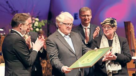 Schwarz auf weiß. Hasso Plattner betrachtet seine Ehrenbürgerurkunde, flankiert von Oberbürgermeister Jann Jakobs und den Laudatoren Matthias Platzeck und Günther Jauch (v.l.).