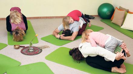 Rückenlage. Der enge Kontakt zwischen Eltern und Kindern ist Bestandteil des Konzeptes der neuen Familien-Yogakurse im FrauRaum. Ziel ist es weniger, die perfekte Übung abzuliefern, sondern Familien den gemeinsamen Spaß an der Bewegung zu vermitteln.