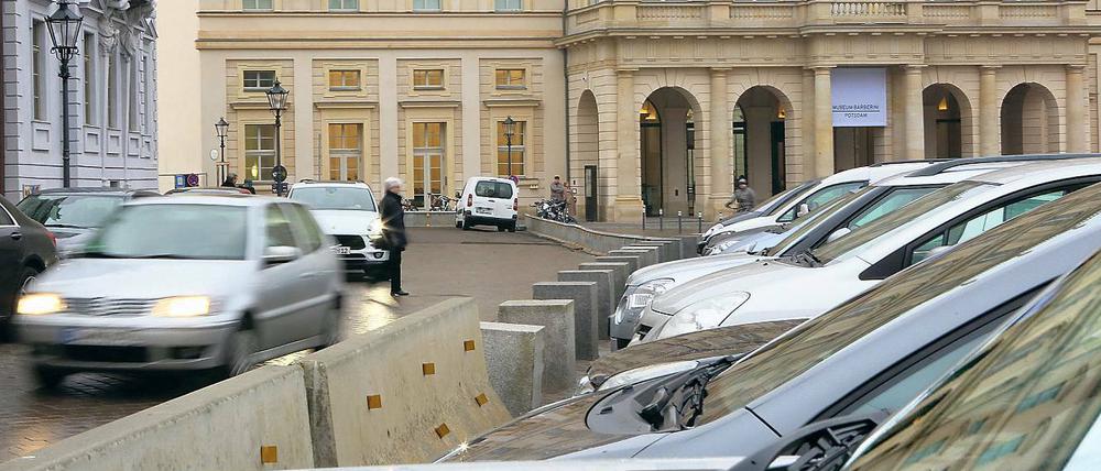 Viel Blech. Seit der Eröffnung des Museums Barberini wird der Alte Markt, eine Parkverbotszone, immer öfter von Autos zugestellt. Experten fordern ein Leitsystem, das die Besucher zu den umliegenden Parkhäusern lenkt. Die Stadt arbeitet an einem entsprechenden Konzept, das auch mehr Aufenthaltsqualität bringen soll.