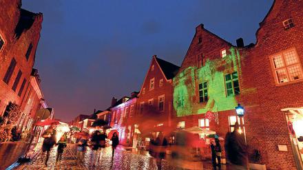 Erfolg trotz schlechtem Wetter. Das Lichterfest lockte im vergangenen Jahr nicht nur Potsdamer in das Holländische Viertel. Auch Touristen sahen sich das Spektakel bei strömendem Regen im November an.