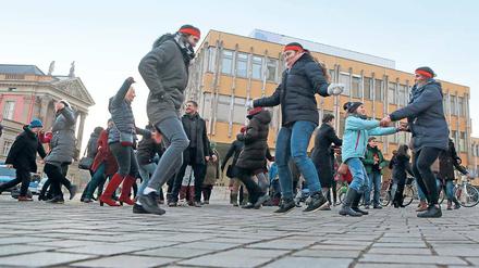 Tanz gegen Gewalt an Frauen. Auf den Alten Markt sind am Dienstag etwa 50 Potsdamer gekommen, um mit Studentinnen der Fachhochschule Clara Hoffbauer zum Lied „Break the chain“ zu tanzen, dem weltweiten Song für die Protestaktion „One Billion Rising“.
