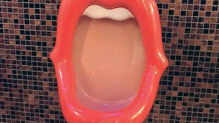 Urinal in Mundform. Die Pissoirs im Club „Pirschheide“ sind umstritten.