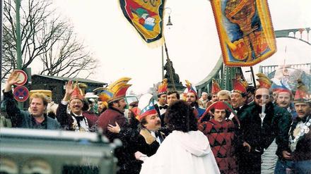 Erster Grenzübergang. Der Potsdamer Karneval Club bei seinem Karnevalsumzug am 11. 11. 1989, der spontan aus der Innenstadt zur Glienicker Brücke, damals noch Grenze zwischen Ost- und Westdeutschland, verlegt worden war. Die Polizisten ließen die Narren ohne weitere Kontrollen passieren.