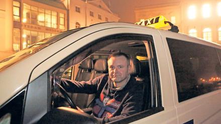 Seit 15 Jahren fährt Mike Schröder in Potsdam Taxi, die längste Zeit als Angestellter. Erst im vergangenen Sommer klappte es mit der eigenen Konzession. An diesem Abend geht es zunächst nach Rehbrücke.
