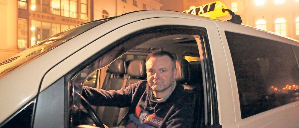 Seit 15 Jahren fährt Mike Schröder in Potsdam Taxi, die längste Zeit als Angestellter. Erst im vergangenen Sommer klappte es mit der eigenen Konzession. An diesem Abend geht es zunächst nach Rehbrücke.