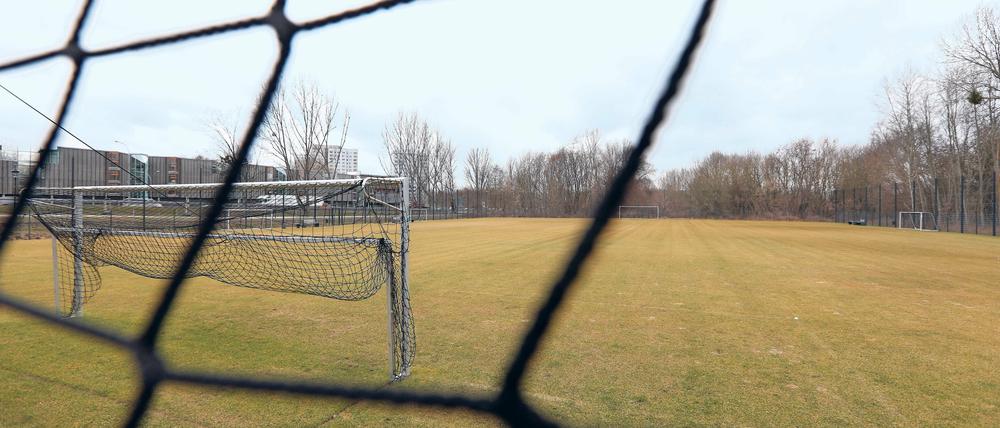 Geschlossen. Auf dem Sportplatz Nowawiese in Babelsberg kann seit Monaten nicht mehr gespielt werden.