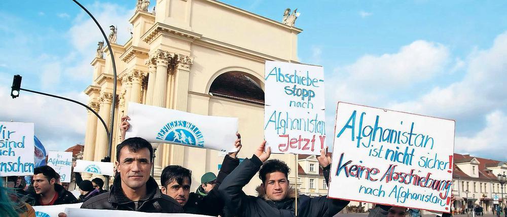 Sicherheit statt Angst ums Leben. Rund 250 Demonstranten, darunter auch zahlreiche Flüchtlinge, nahmen am Samstag an der Protestaktion gegen Abschiebungen von Asylbewerbern in Kriegsgebiete teil. Gemeinsam zogen sie vom Nauener Tor über die Hegelallee und den Luisenplatz bis zum Landtag.