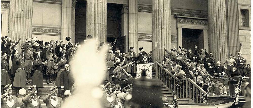 Neu entdeckt. Das Foto aus der Ausstellung zeigt eindrücklich, dass das Volk vor allem Reichspräsident Paul von Hindenburg am 21. März 1933 zujubelte. Hitler war zum Zeitpunkt der Aufnahme noch gar nicht in Potsdam, sondern auf einem Friedhof in Berlin.