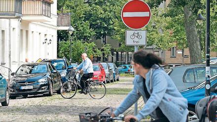 Freie Fahrt. Auch auf dem Babelsberger Plantagenplatz dürfen Radfahrer die Einbahnstraße nun in Gegenrichtung benutzen. Das soll das Radfahren in der Stadt attraktiver machen.