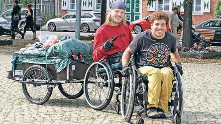 Rollstuhltour. Tijmen Hekker (links) und Hector Loma sind gut 700 Kilometer im Rollstuhl von Amsterdam nach Berlin unterwegs. Am Donnerstag besuchten sie Potsdam.