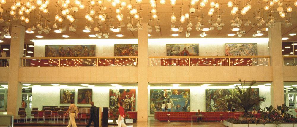 Auftragskunst in „Erichs Lampenladen“. Ein Blick in die Galerie im mit Hunderten Lampen erleuchteten Foyer des Palasts der Republik. Die insgesamt 16 Auftragswerke von namhaften DDR-Künstlern werden in diesem Herbst das erste Mal seit mehr als 20 Jahren wieder gezeigt – im Museum Barberini.