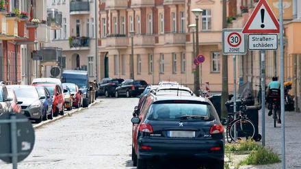 Bedingt befahrbar. 1050 Straßen gibt es in Potsdam, 80 Prozent davon sind sanierungsbedürftig. Doch obwohl die Stadt mehr Geld ausgibt, ist das gar nicht so einfach.