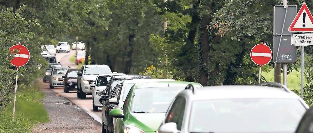 Stau am Golfplatz. Die vielen Autofahrer, die die Straße im Norden der Stadt als Schleichweg nutzen, belasten die Anwohner in Nedlitz seit Wochen.