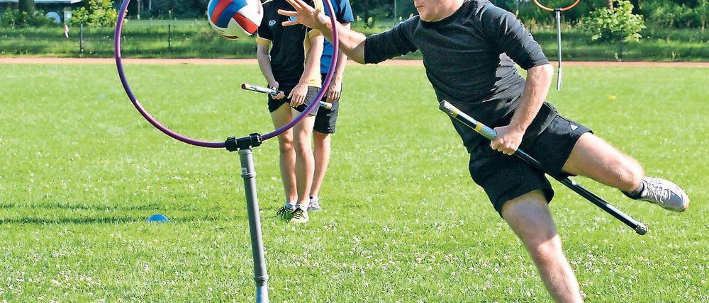 Voller Körpereinsatz. Das reale Quidditch nennt sich auch Muggel-Quidditch und ist eine Mischung aus Völkerball, Handball und Rugby. Viel Ausdauer und schnelle Reaktionen sind gefordert, wenn es heißt: „Brooms up!“ („Besen hoch!“) und das Spiel los geht. Geflogen wird natürlich nicht, die Besen sind etwa ein Meter lange Plastikstäbe – über die so mancher Spieler auch mal stolpert.