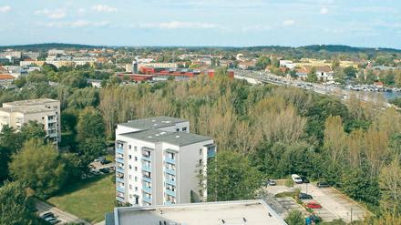 Bisher eine Grünfläche. Auf der unbebauten Fläche zwischen den Hochhäusern am Humboldtring, der Nuthestraße und der Havel sollen 270 Wohnungen entstehen.