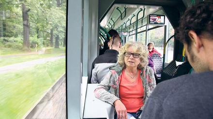 Auf dem Weg durch die Stadt. Irene Kamenz wohnt seit 24 Jahren in Potsdam und engagiert sich seit etwa fünf Jahren in der Kommunalpolitik. Zur Arbeit in der Bundeswehrfachschule in Berlin-Kladow fährt sie mangels Alternativen mit dem Auto. Für die PNN fuhr sie mit der Straßenbahn durch die Stadt.