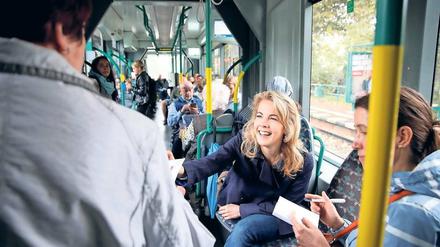 Fährt oft mit der Tram. Linda Teuteberg (FDP) ist auch beruflich viel mit Öffentlichen unterwegs, pendelt beispielsweise zu ihrer Arbeitsstelle in Berlin. Die Liberale ist wohl eine der bekanntesten Direktkandidaten im Wahlkreis, auch bei der Tramfahrt mit den PNN wird sie von Fahrgästen erkannt.