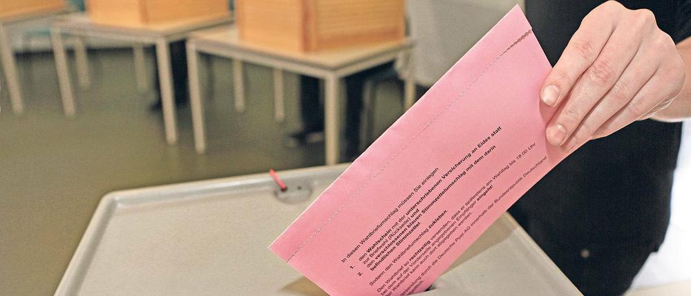 Schon im Kasten. Bis Donnerstag hatten 30 500 Potsdamer ihre Briefwahlunterlagen beantragt. Die Abgabe der Stimmen lief allerdings nicht immer reibungslos.